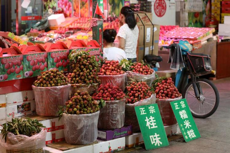 福田农产品批发市场内,商家将荔枝摆在摊位显眼位置.